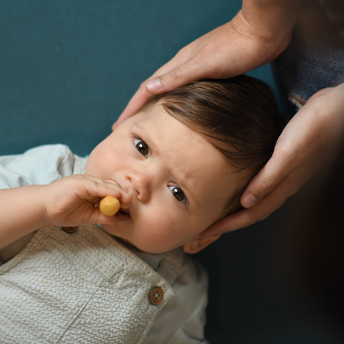 Een blond meisje tekent geconcentreerd met een pen op een whiteboard.